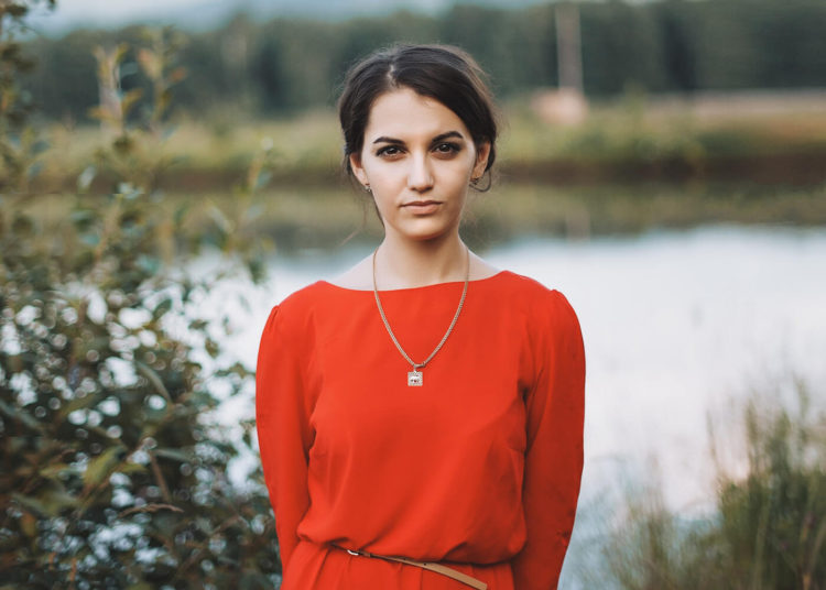 How to Shoot Outdoor Portraits at Noon